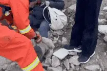 夫妻凌晨4点爬1557米看日出，不料丈夫下山摔断腿……图片