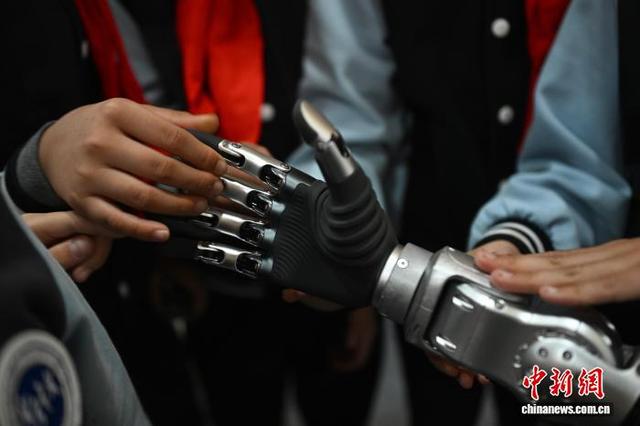 中国合肥：全球首款全尺寸仿生教育机器人“开课”