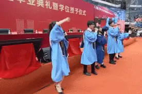 半岛叨叨丨从开香槟到开演唱会……毕业季名场面又又又来了！各高校花式“整活儿”图片