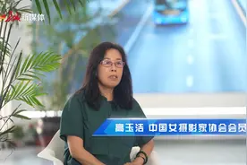 “镜”中唐山丨高玉洁：跟拍公交司机 记录劳动者风采图片