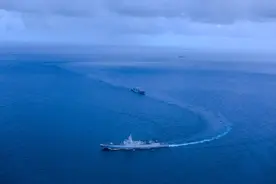 现场！解放军舰艇编队太平洋某海域热血开练图片