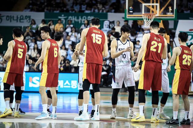 记者：中国男篮在进攻端毫无套路可言