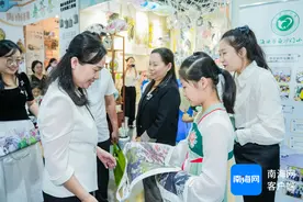 海口市中小学师生“青椰”艺术节美术作品展开展首日吸引近万人观展图片