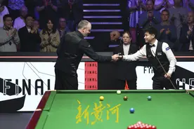 赵心童获世锦赛冠军，书写中国斯诺克历史图片