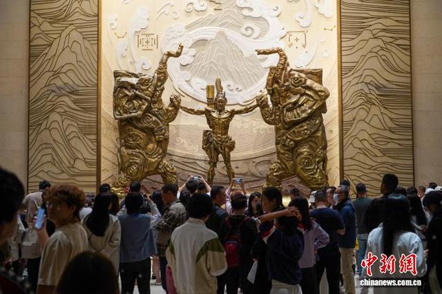 双节首日河南博物院迎来参观热潮
