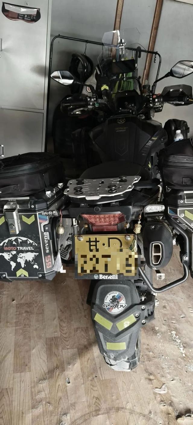 男子骑摩托车遭逆行奔驰逼停，女车主下车猛踹摩托并拿石头辱骂，男子称旁边就是百米悬崖!甘肃警方：已介入调查
