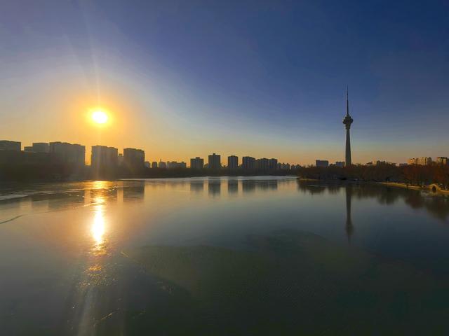 仿佛镀上了一层金色的光，北京冬至日邂逅最美夕阳