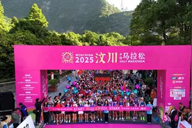 万名跑者如约为“爱”奔跑 2025汶川马拉松（半程）鸣枪图片