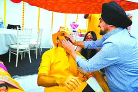 涂“哈尔迪”，印度新人大婚前变“小黄人”图片