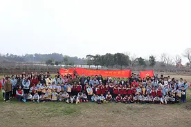 黄山市屯溪示范幼儿园：小手种春色，共植希望苗图片