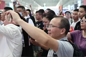 上海：火车站“快闪”迎国庆图片