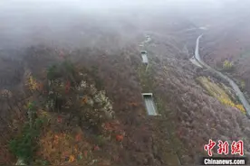 航拍辽宁本溪县秋色美景图片