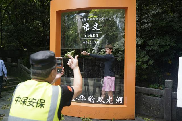 潮声丨暑期入境人数井喷，“进货式旅游”带火“义乌+”