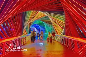 山东青岛：彩虹桥夜景迷人图片
