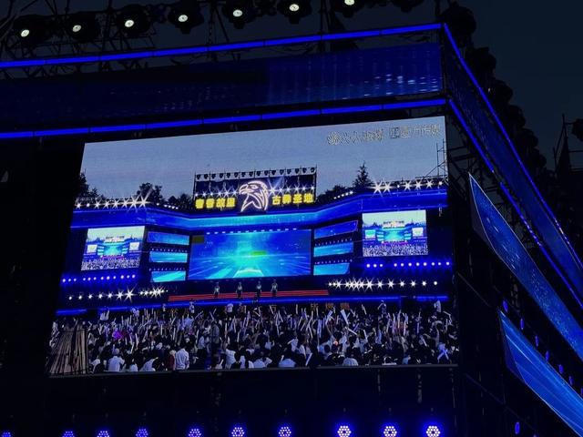 速看！贵州公安交警闪现“自然凉·毕燃嗨”大狂欢活动现场，还带来了警小熊｜两公布一提示