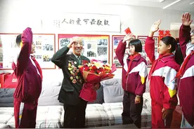 聆听英勇事迹 向老兵致以崇高敬意图片