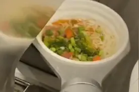 深圳街头无人面馆仅需48秒就能出品一碗，价值33万机器人现做9.9元面，没有感情全是效率图片