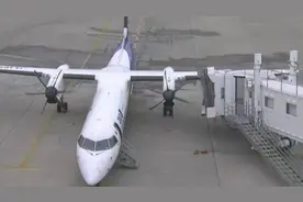 日本全日空一客机机翼与廊桥相撞图片