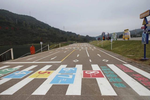 打卡！曲靖首个交通安全主题公园，遛娃学知识，闯关超有趣！