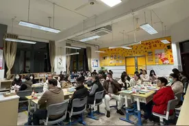 ​你眼中的爸妈是怎样的？杭州小学里一次家长会，孩子们这么回答图片