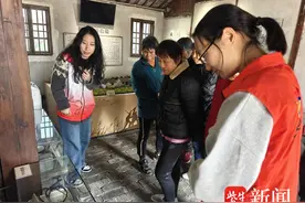 折叠、捆绑、浸染……常熟市沙家浜镇芦荡村开展蓝染作品制作活动图片