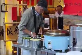 广东江门一饭店白米饭免费，老人每天打一碗米饭配酱油吃，店主：只要营业，就一直提供图片