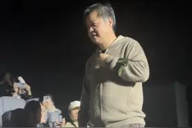 “不能只靠《活着》活着”，余华现场回应网络热梗，笑称另一本小说版权费要喊个“天价”图片