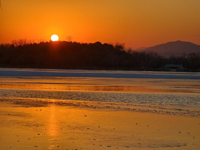 仿佛镀上了一层金色的光，北京冬至日邂逅最美夕阳