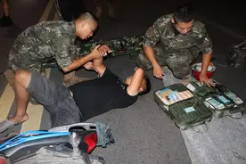 营区门口发生车祸，武警官兵紧急救援图片