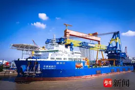 深远海大型“施工利器”，5000吨自航起重船在南通离泊出江图片