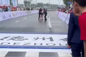 女子跑半马终点前出意外，危机时刻保安及时相扶，“潜意识空中迈步”图片