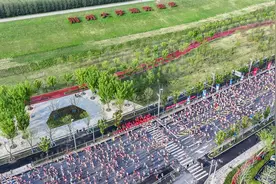 2024荆州马拉松鸣枪开跑，2600多名志愿者服务赛事保障工作图片