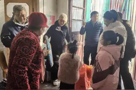 孩子交给你们我放心！枣庄榴花孤困留守儿童关爱志愿服务团温暖两户家庭图片