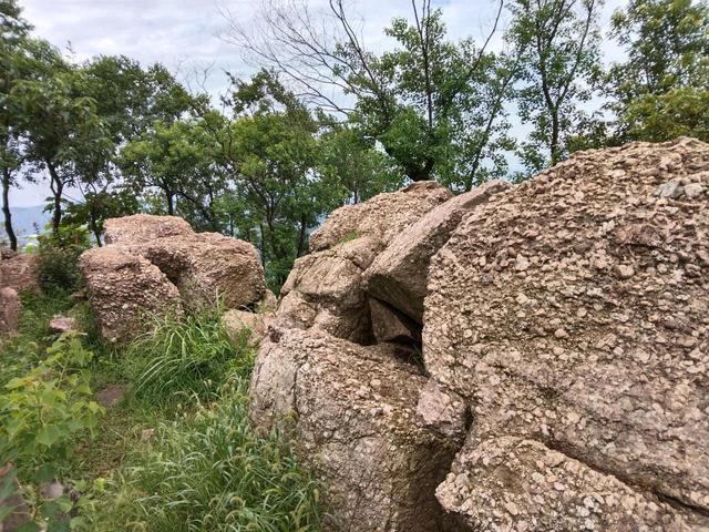 长株潭城际漫游丨夏日徒步法华山：遇见神仙级的“天池”与草原
