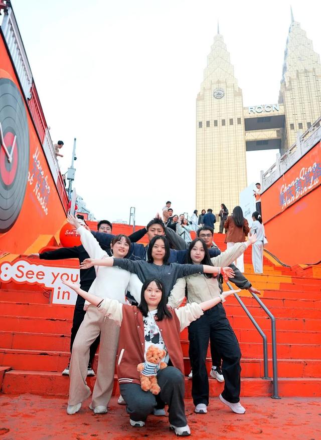 青春就要这“young”玩出“趣” | 在Citywalk中寻找同频“搭子”