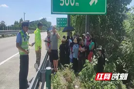 邵阳高速：客车故障致24名乘客滞留 路地警联合救援护平安图片