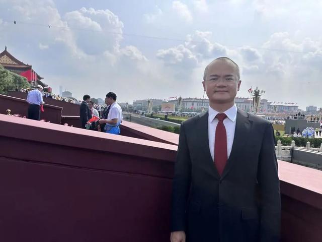 美团CEO王兴和骑手一同受邀观礼