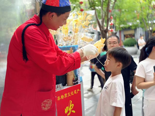 国庆假期首日北京前门大街人如潮