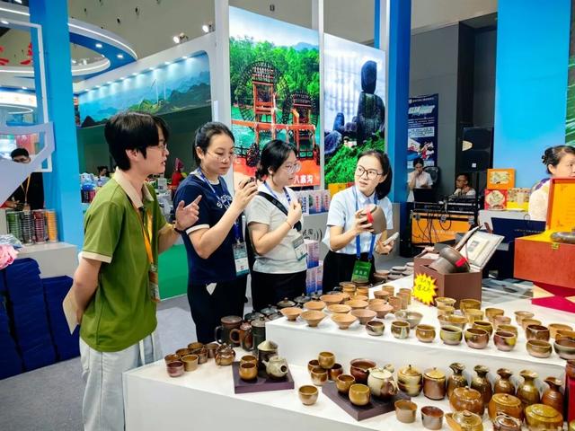 相约桂林，钦州好物挑花眼！第22届东博会旅游展区，一起“钦”近这个展位吧~
