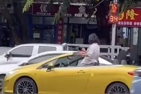 男子站着开敞篷车用脚打方向，当地交警：已处罚图片