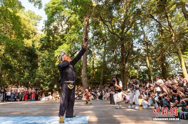 贵州岜沙：芦笙堂变身T台 千年苗寨上演“村T”时尚秀