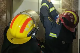 电梯故障老人被困1小时 消防员及时救援图片