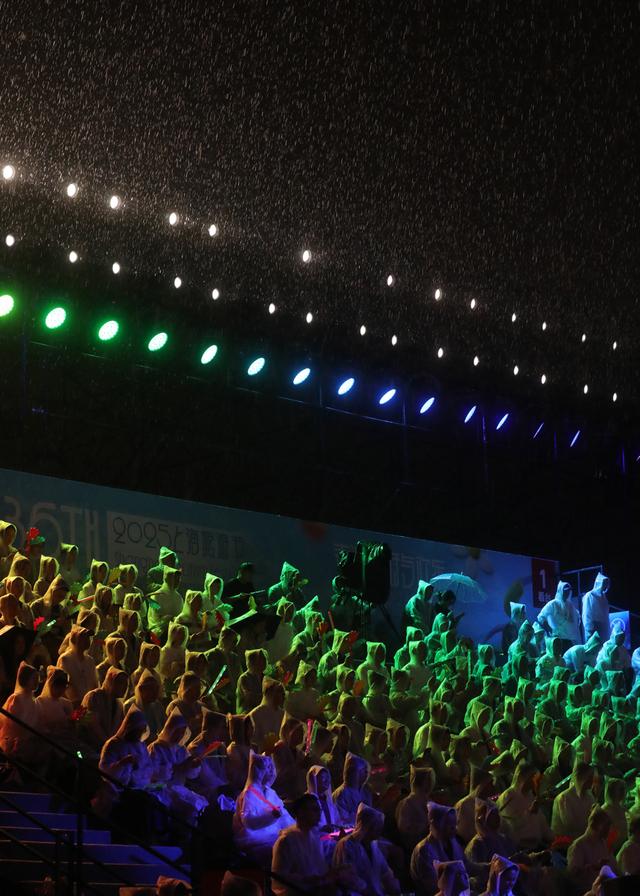上海旅游节大巡游惊艳外滩，雨中演绎别样风情