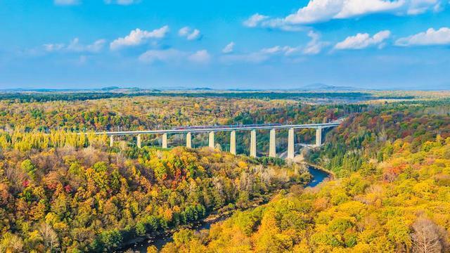 沈白高铁解锁吉林：秋之彩色吉林 层林尽染之美