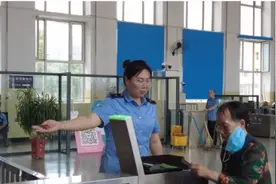 “95”后售票员的第八个暑运图片