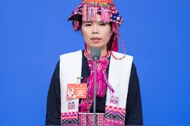 代表通道 | 省人大代表陈世凤：传承蜡染技艺让村民的“腰包”鼓起来图片