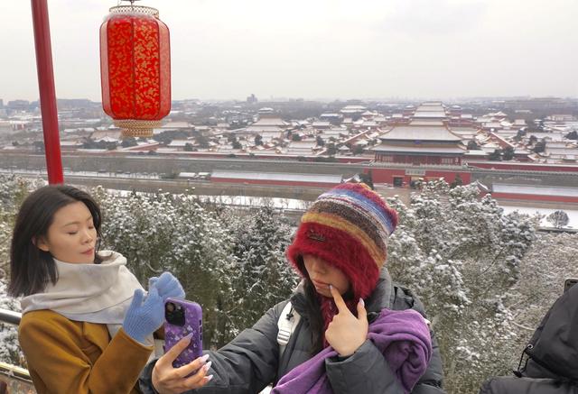 雪落景山万春亭，市民登高远眺赏美景