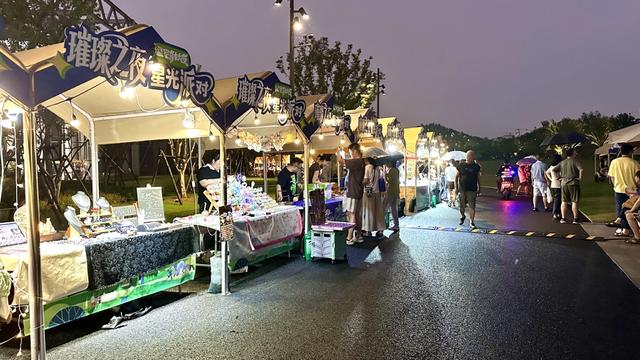 下雨也挡不住看露天电影的热情！上海世博文化公园昨晚点亮“璀璨之夜”
