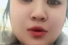 女子14岁首次见到失散母亲的照片，多年后凭它寻亲成功图片