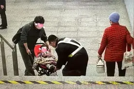 优化儿童就医“最后100米”：江浦路站6号口通道增设无障碍坡道图片